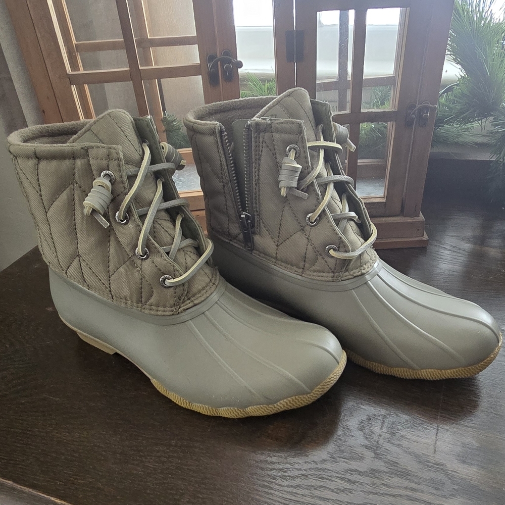 Nwot sage green Sperry boots sz 8